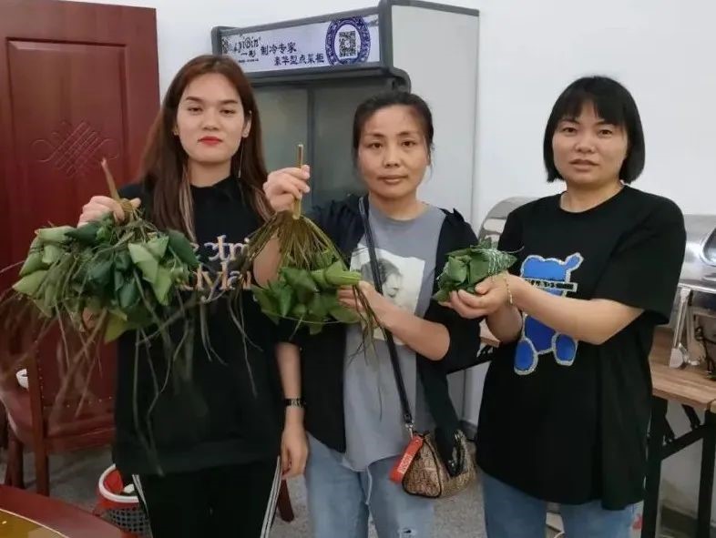 天壕新能源公司舉辦包粽子比賽迎端午